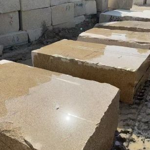 巴彦淖尔 黄金麻方料堆场洗料分选中，原材料充足