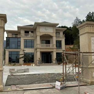 巴彦淖尔 黄金麻花岗岩别墅雕花外墙干挂配上门口雕花罗马柱