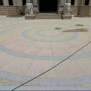 巴彦淖尔 黄金麻芝麻灰花岗岩石材地铺拼接效果