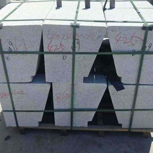 巴彦淖尔 芝麻白异形坐凳，石凳