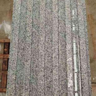 巴彦淖尔 芝麻白花岗岩荔枝面雕刻盲道，盲条