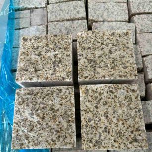 巴彦淖尔 黄金麻花岗岩自然面小方块，弹石，马蹄石等