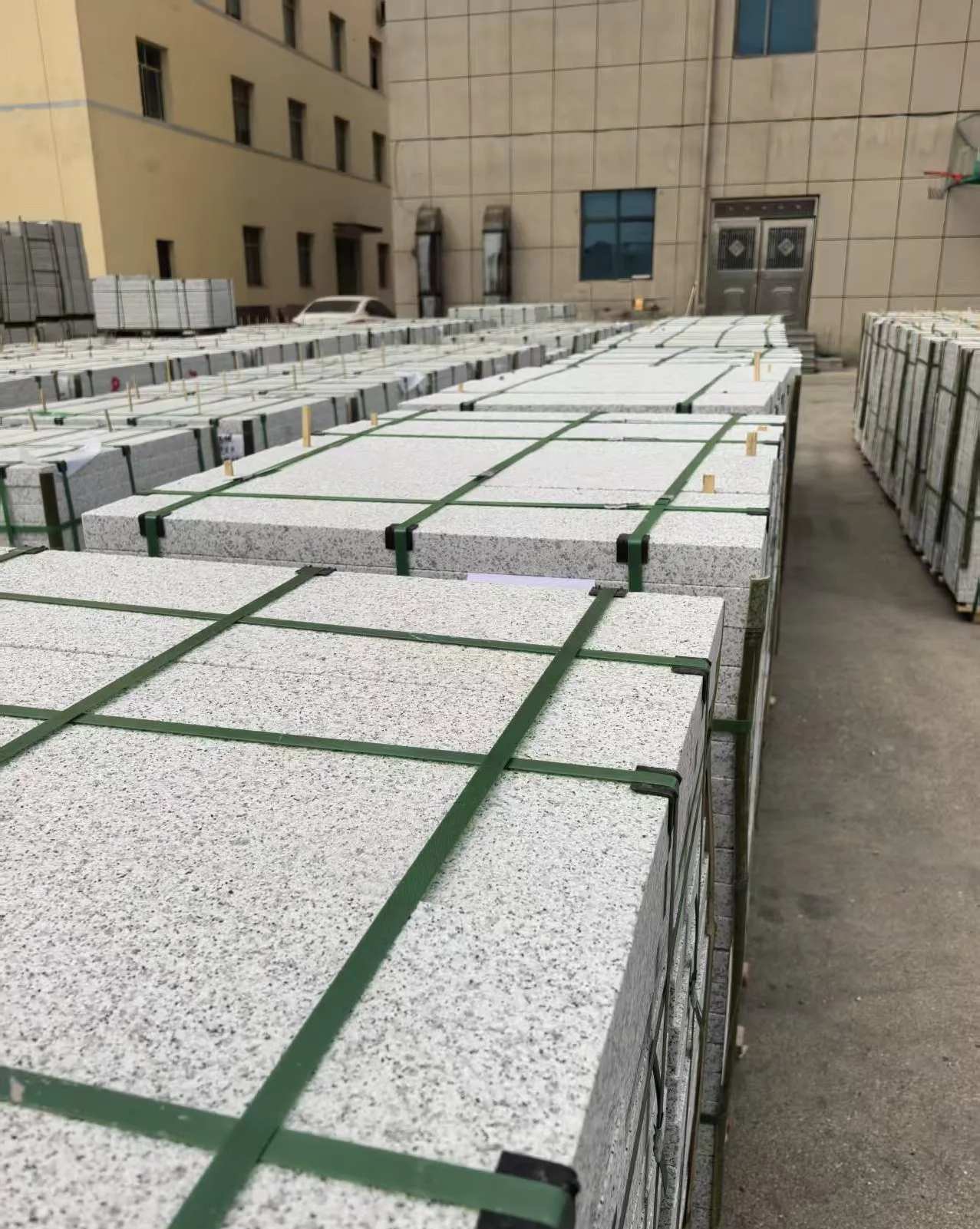 巴彦淖尔 白麻花岗岩5.0公分荔枝面地铺石