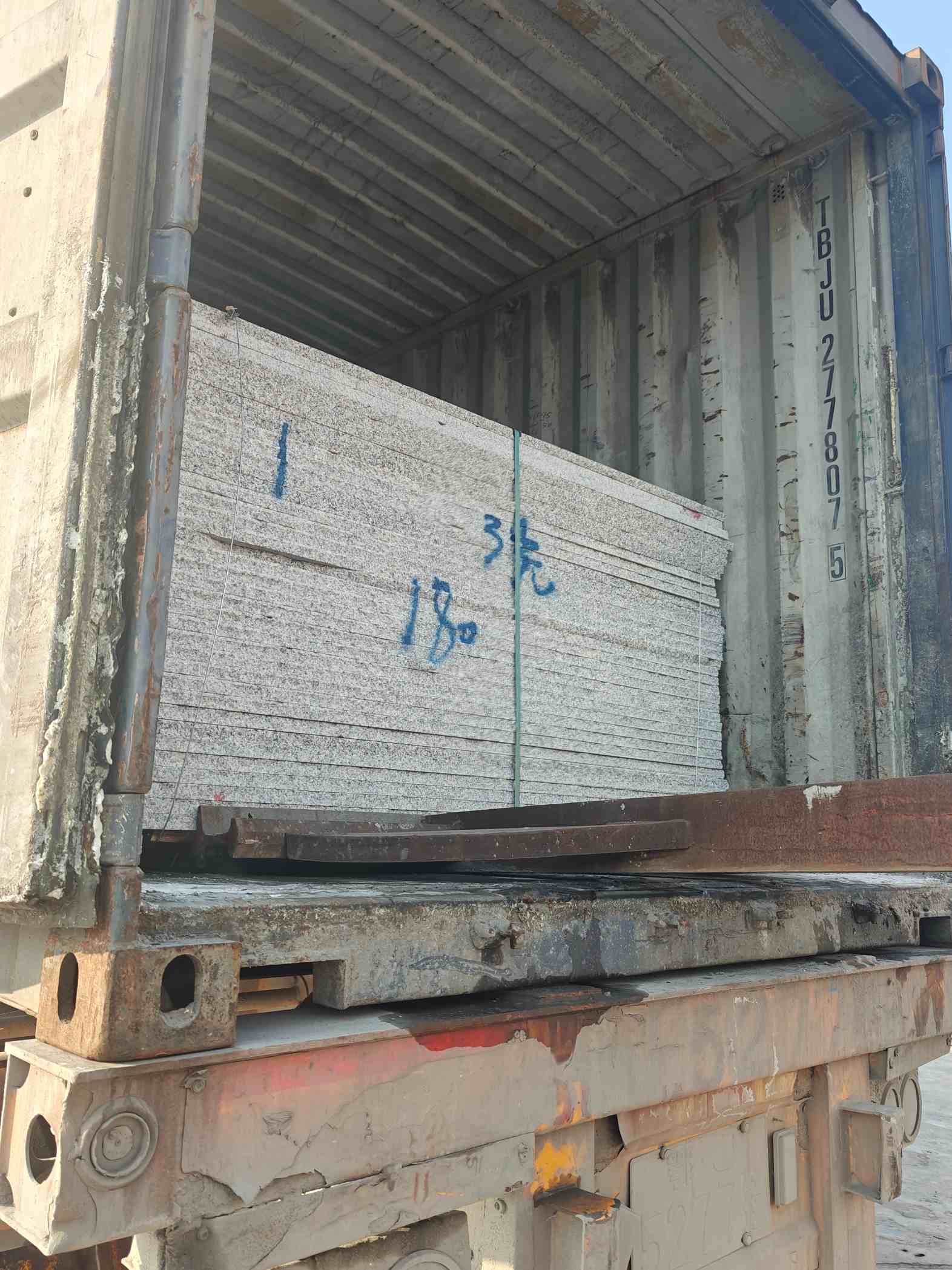 巴彦淖尔 芝麻白花岗岩石材3.0公分光面毛板装柜出货