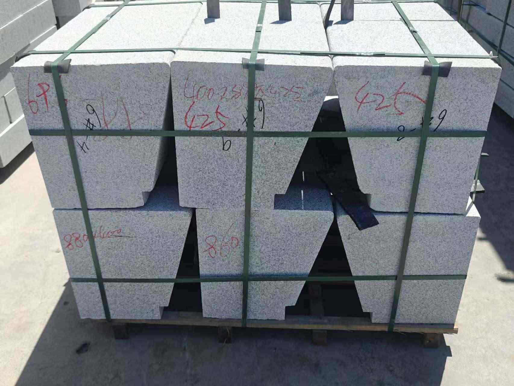 巴彦淖尔 芝麻白异形坐凳，石凳