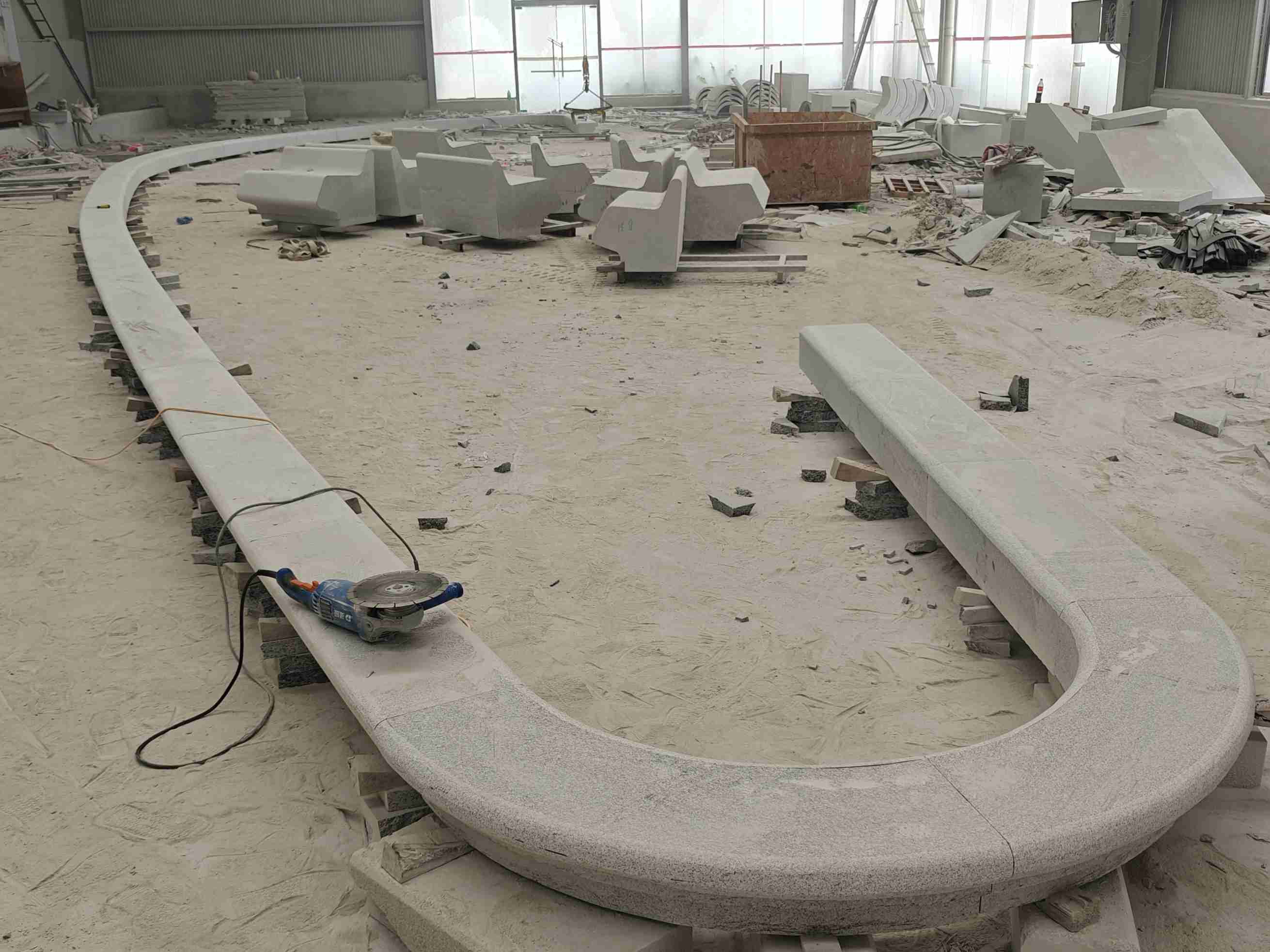 巴彦淖尔 芝麻白花岗岩弧形花坛石，坐凳石