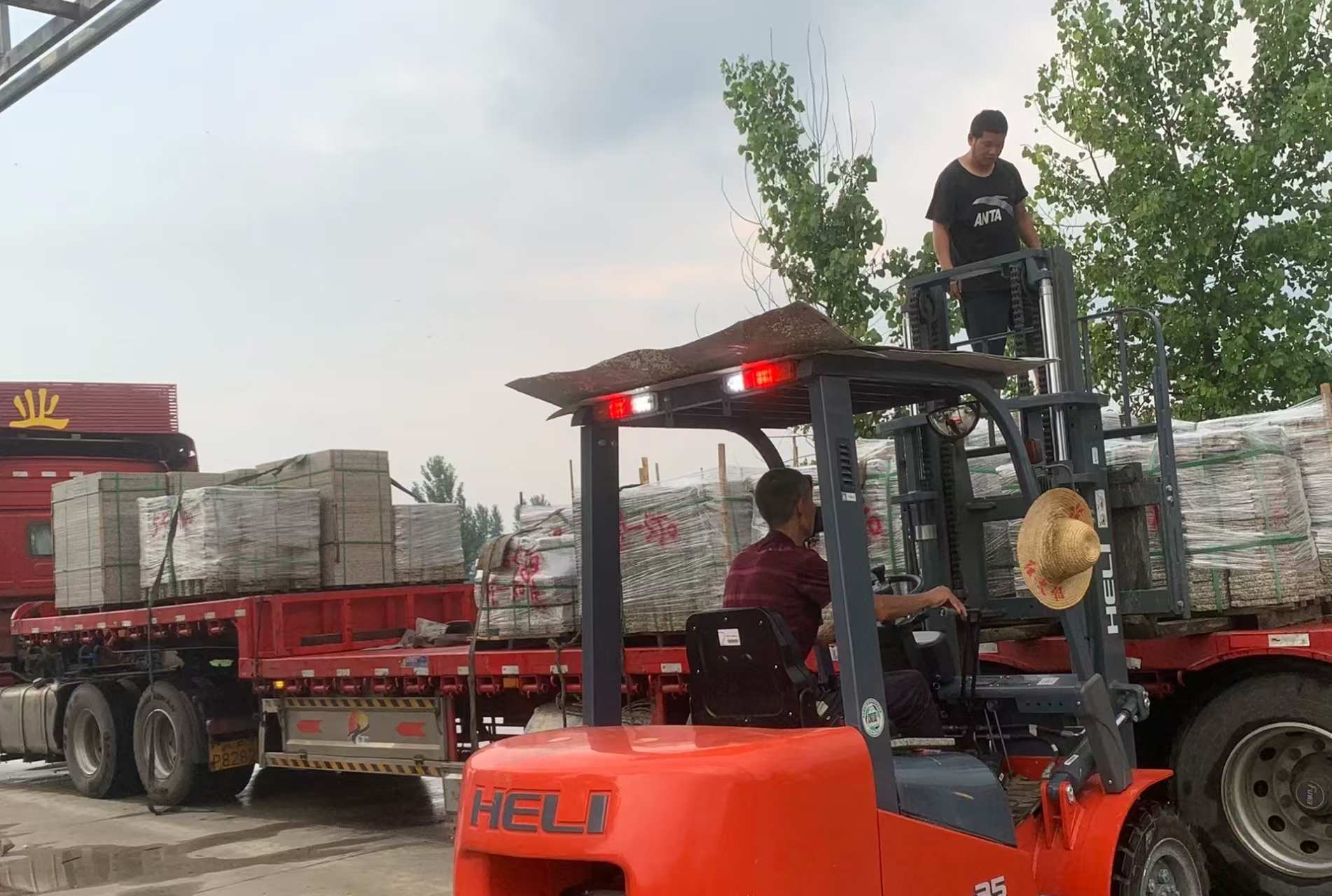 巴彦淖尔 黄金麻冰裂纹，地铺石装车