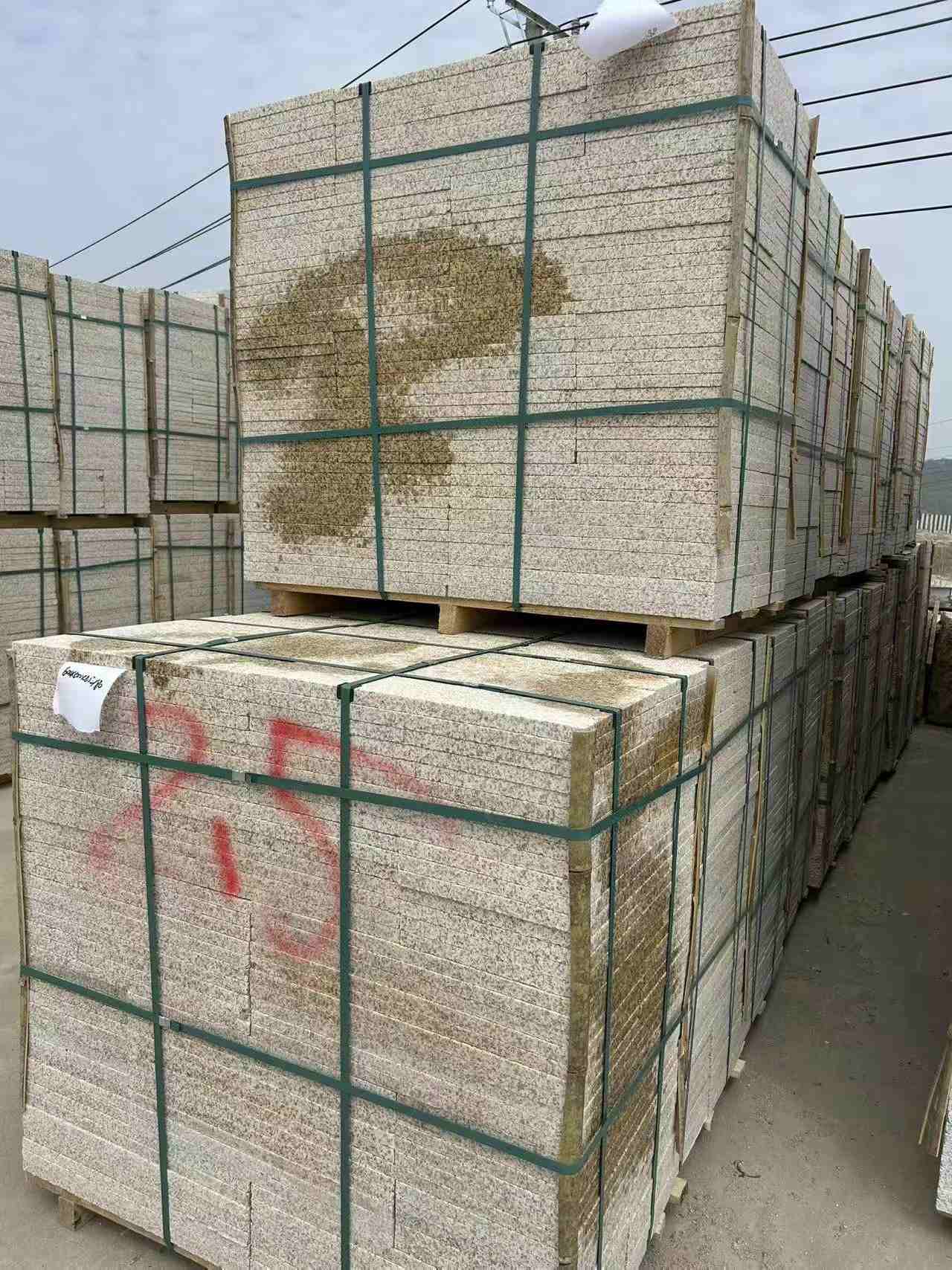 巴彦淖尔 黄金麻花岗岩石材荔枝面地铺石2.5*300*600