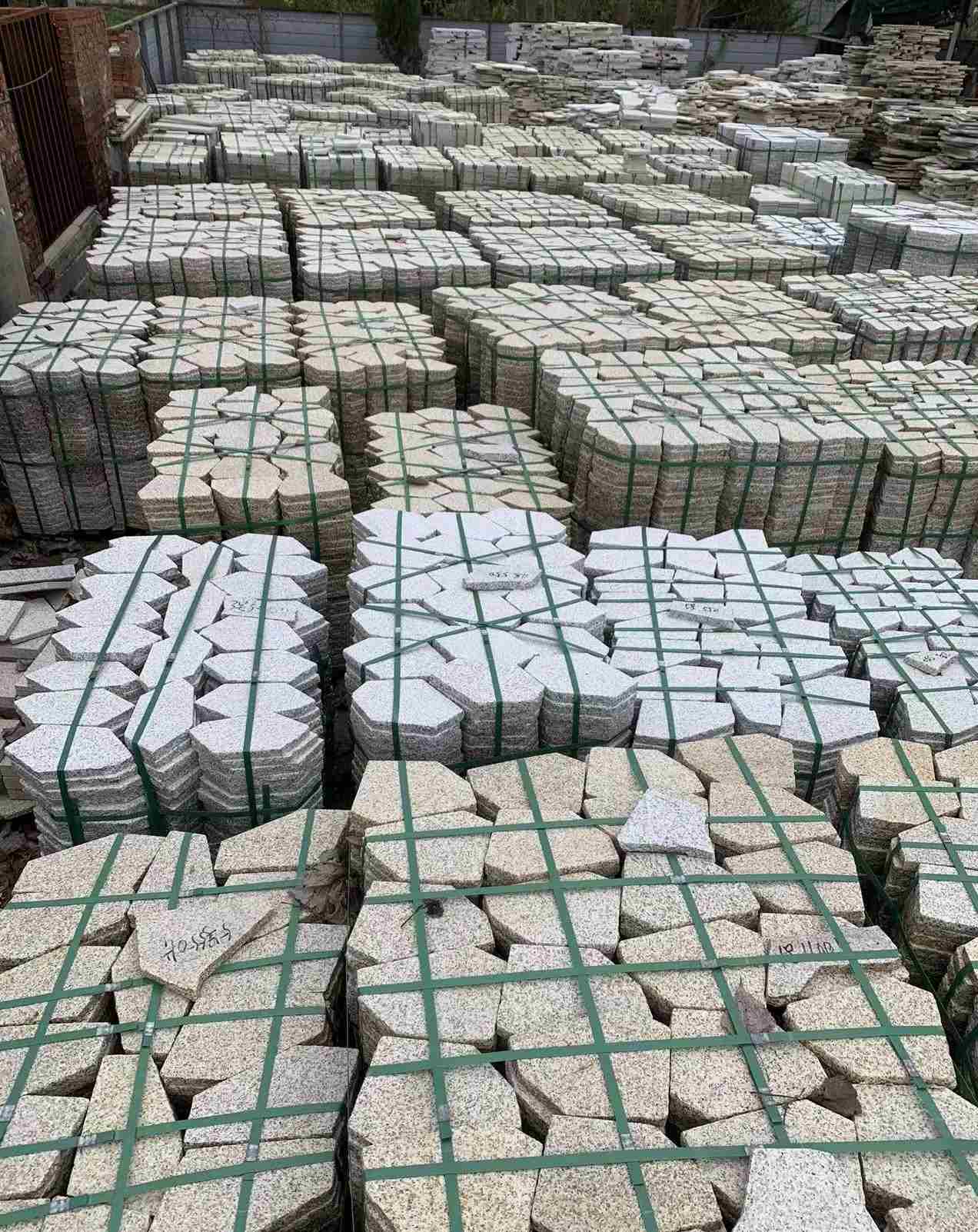 巴彦淖尔 黄金麻白麻花岗岩荔枝面地铺石(冰裂纹)