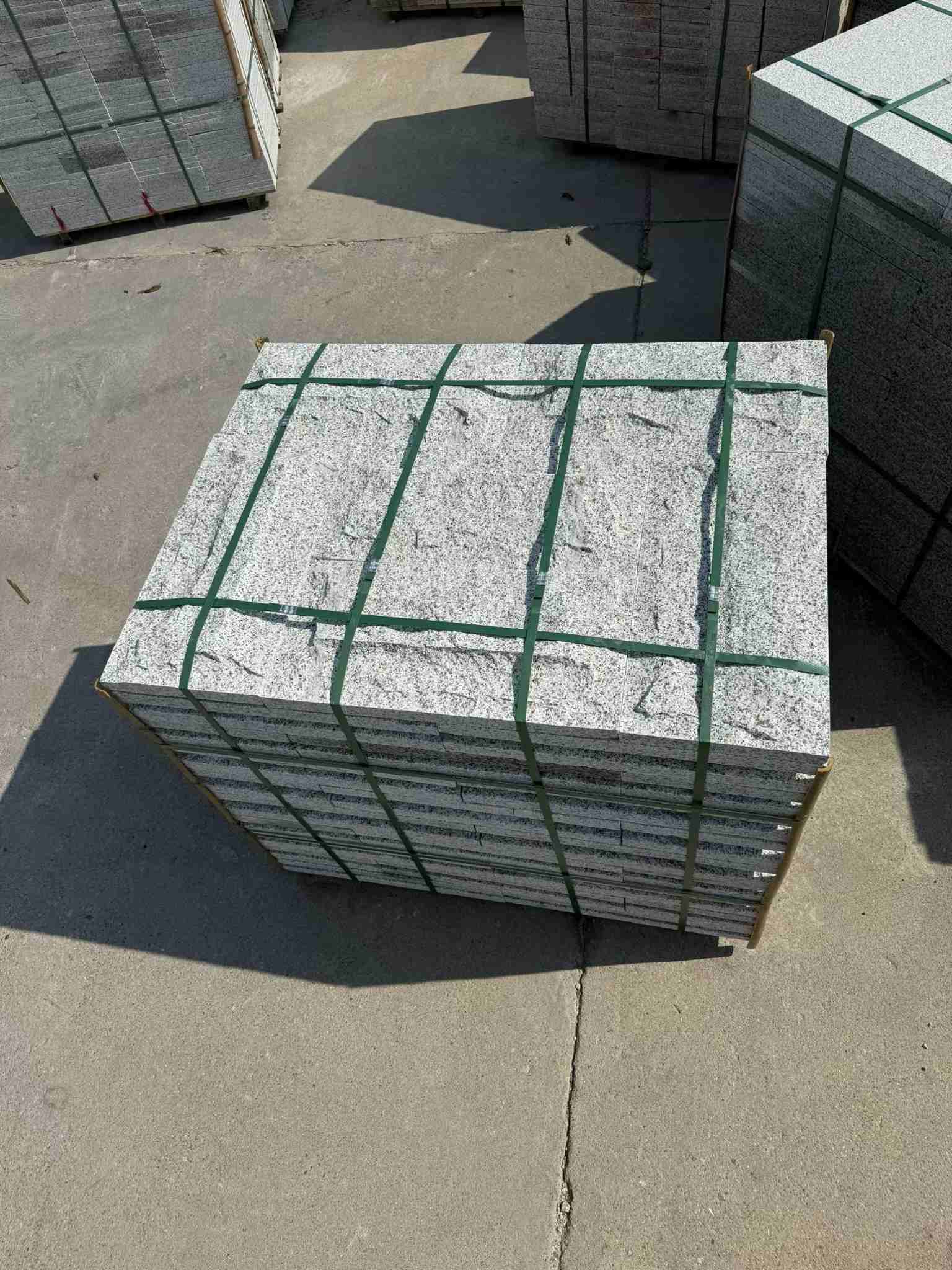 巴彦淖尔 白麻花岗岩石材自然面蘑菇石成品