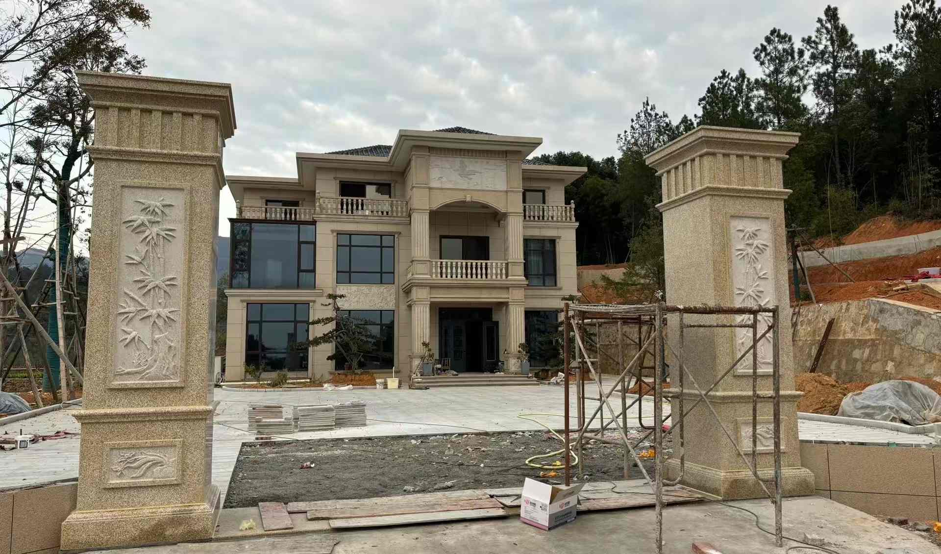 巴彦淖尔 黄金麻花岗岩别墅雕花外墙干挂配上门口雕花罗马柱