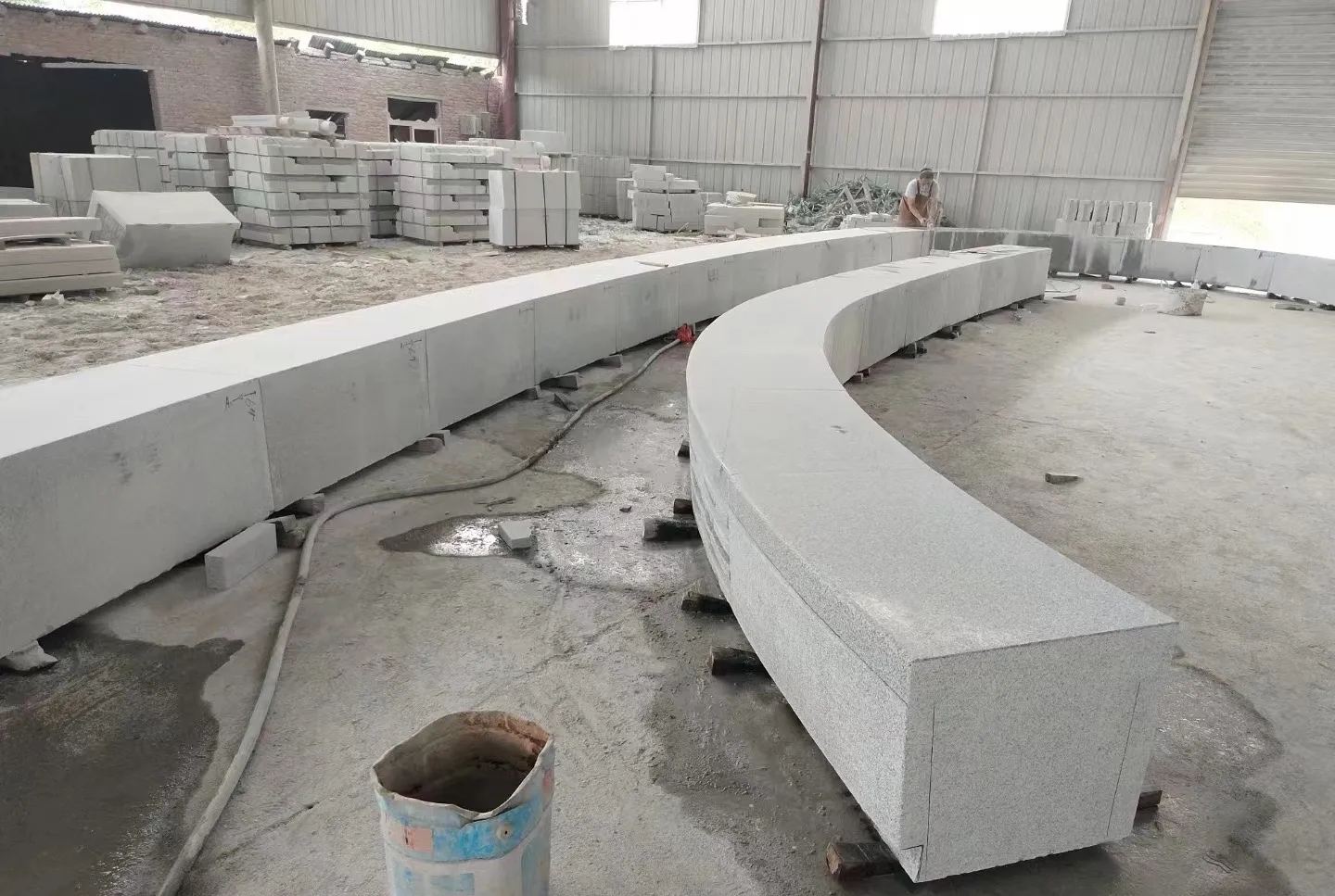 巴彦淖尔芝麻白花岗岩石板材 园林光面弧形坐凳