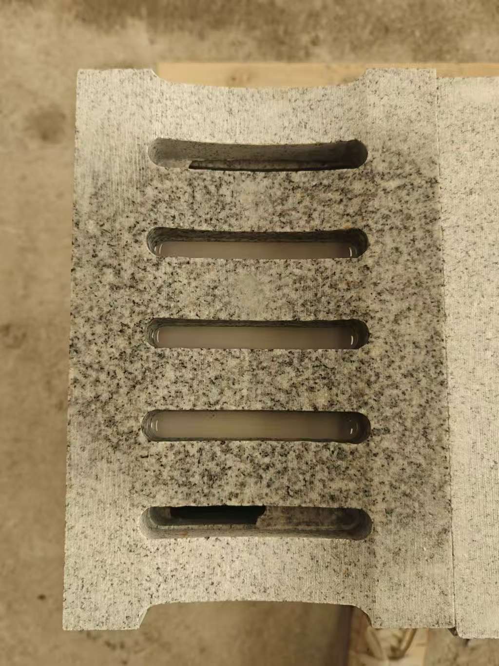 巴彦淖尔 芝麻白拉丝面花岗岩U型开槽排水槽