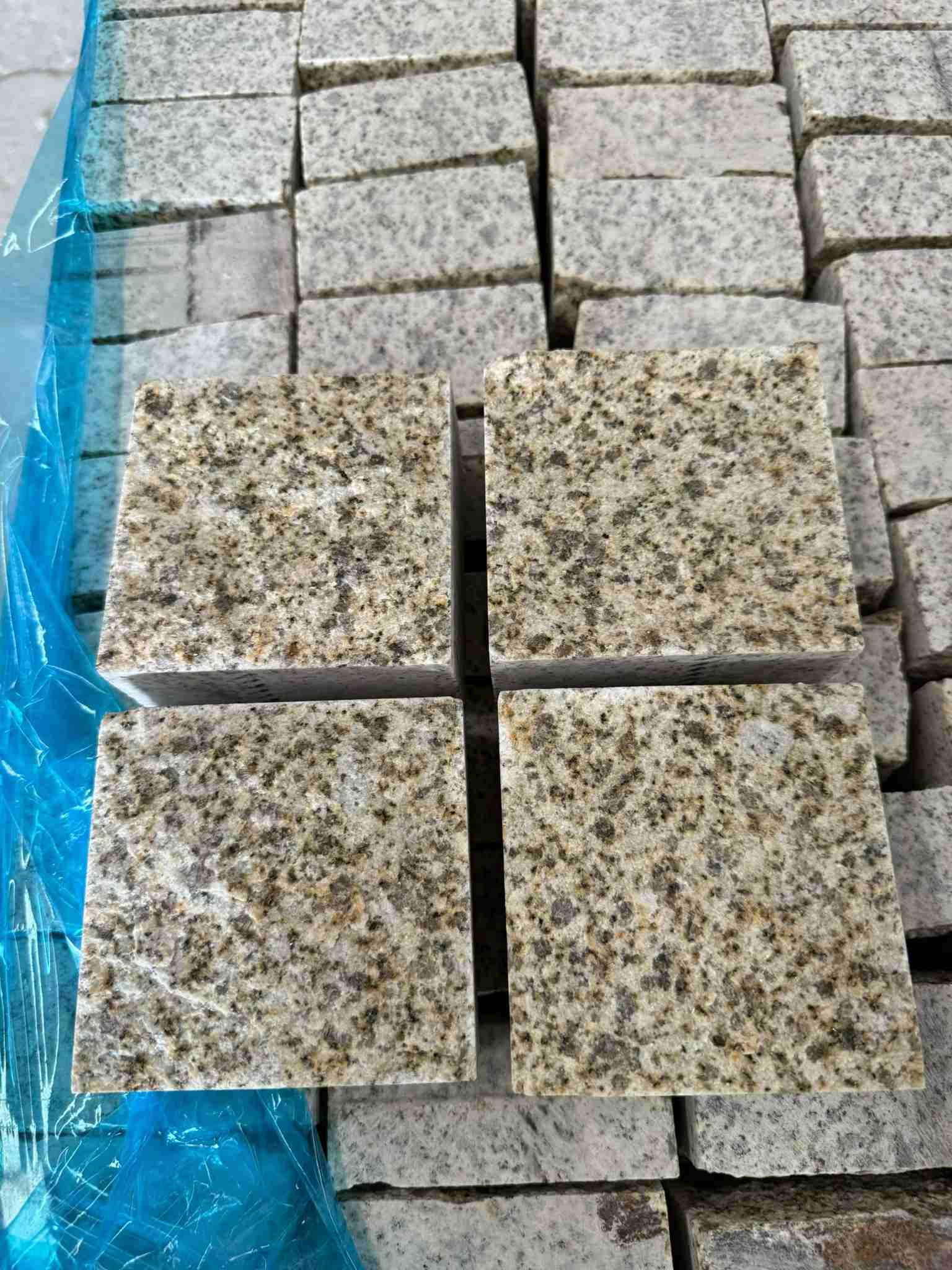 巴彦淖尔 黄金麻花岗岩自然面小方块，弹石，马蹄石等