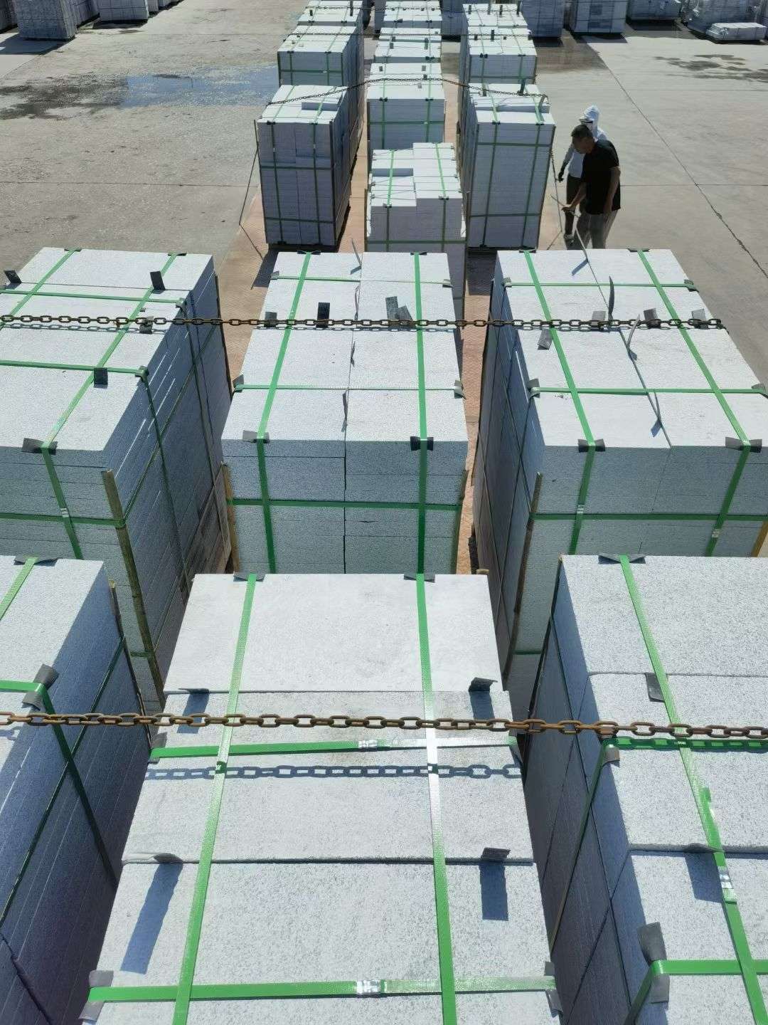 巴彦淖尔 芝麻白花岗岩5公分地铺石 花岗岩厂家工厂装车日常