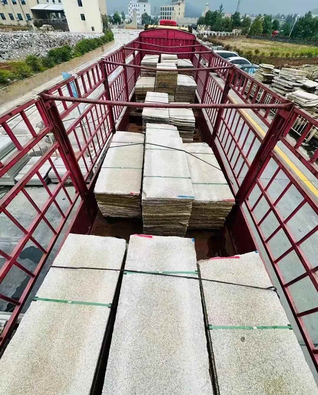 巴彦淖尔 黄金麻花岗岩荔枝面，光面毛板装车完成