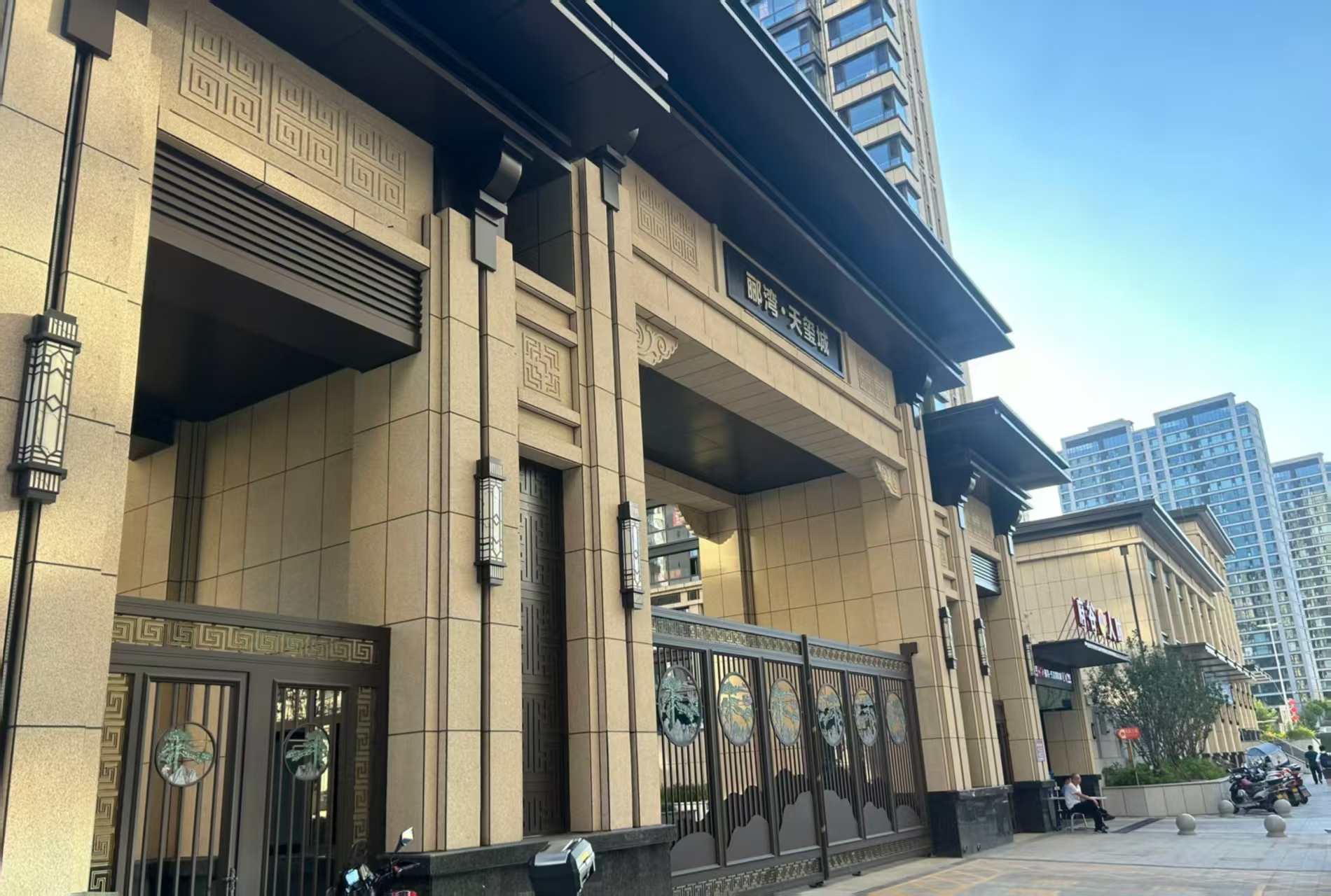 巴彦淖尔 黄金麻花岗岩荔枝面小区门楼外墙干挂