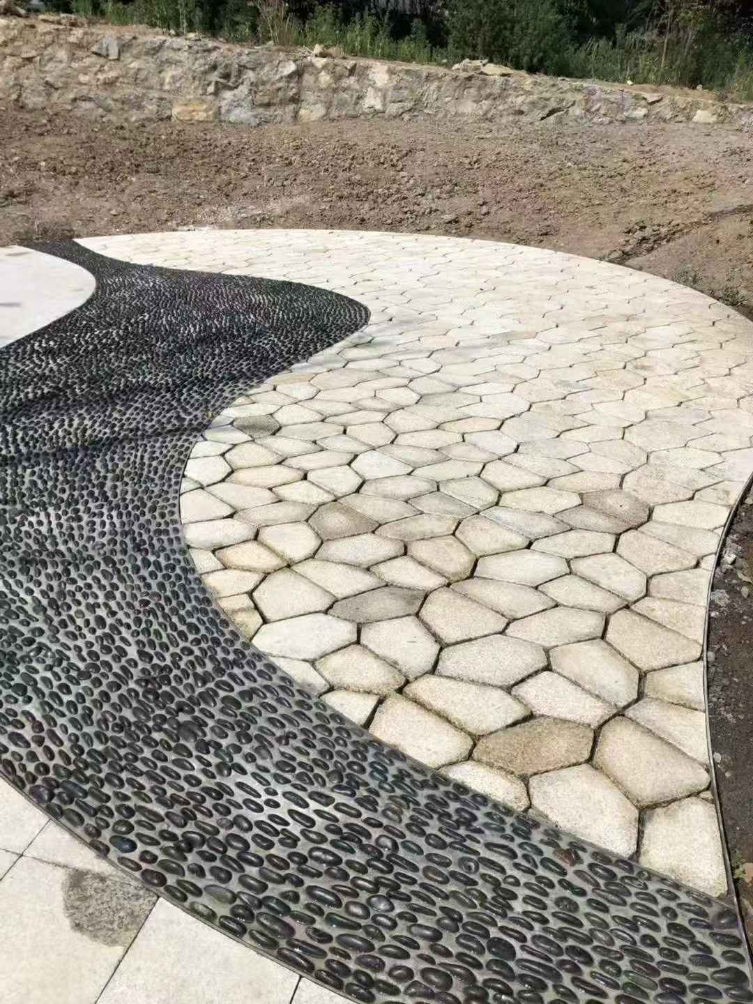 巴彦淖尔 黄金麻冰裂纹地铺石工地铺装案例