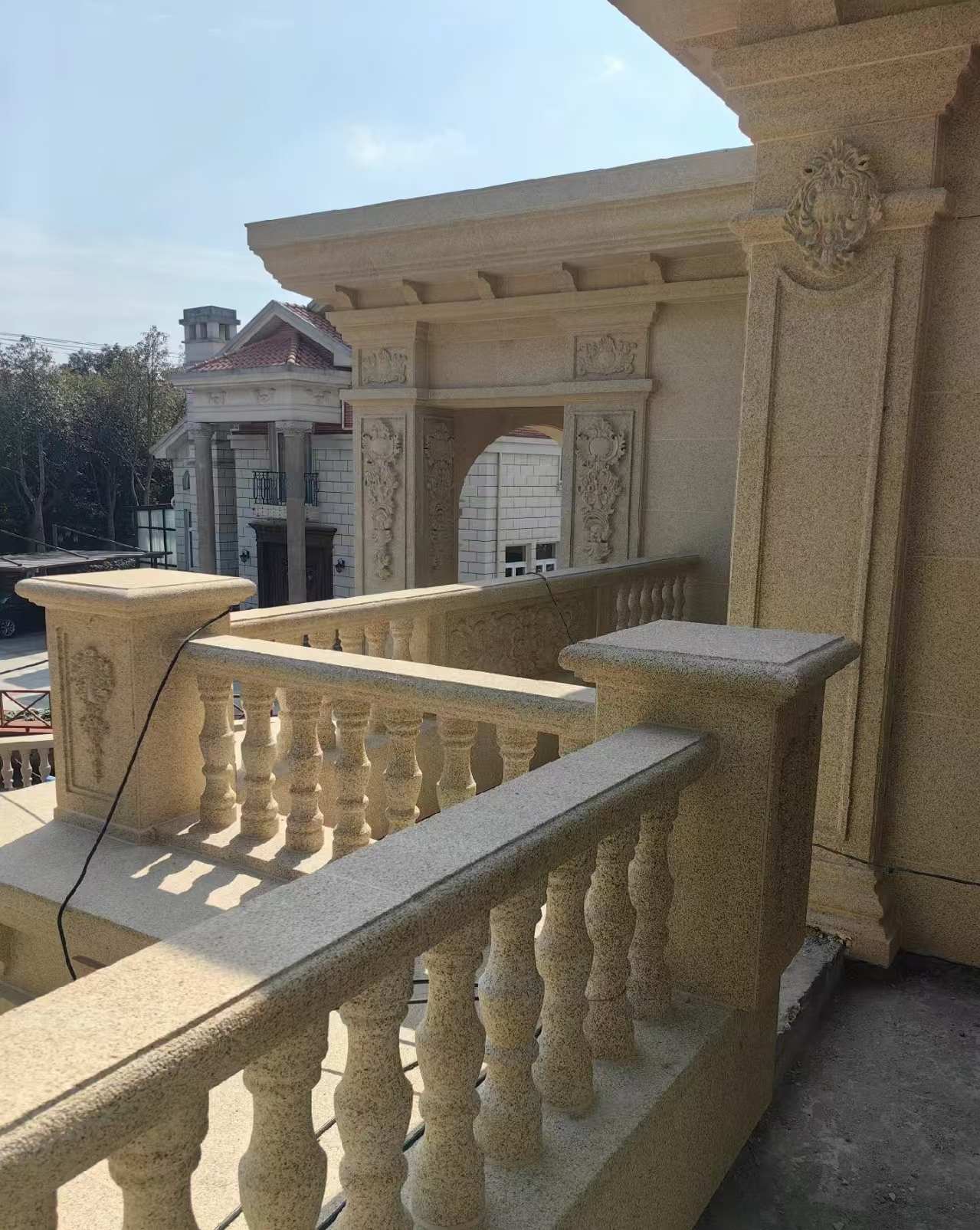 巴彦淖尔 黄金麻别墅外墙干挂雕花配合阳台栏杆花瓶柱