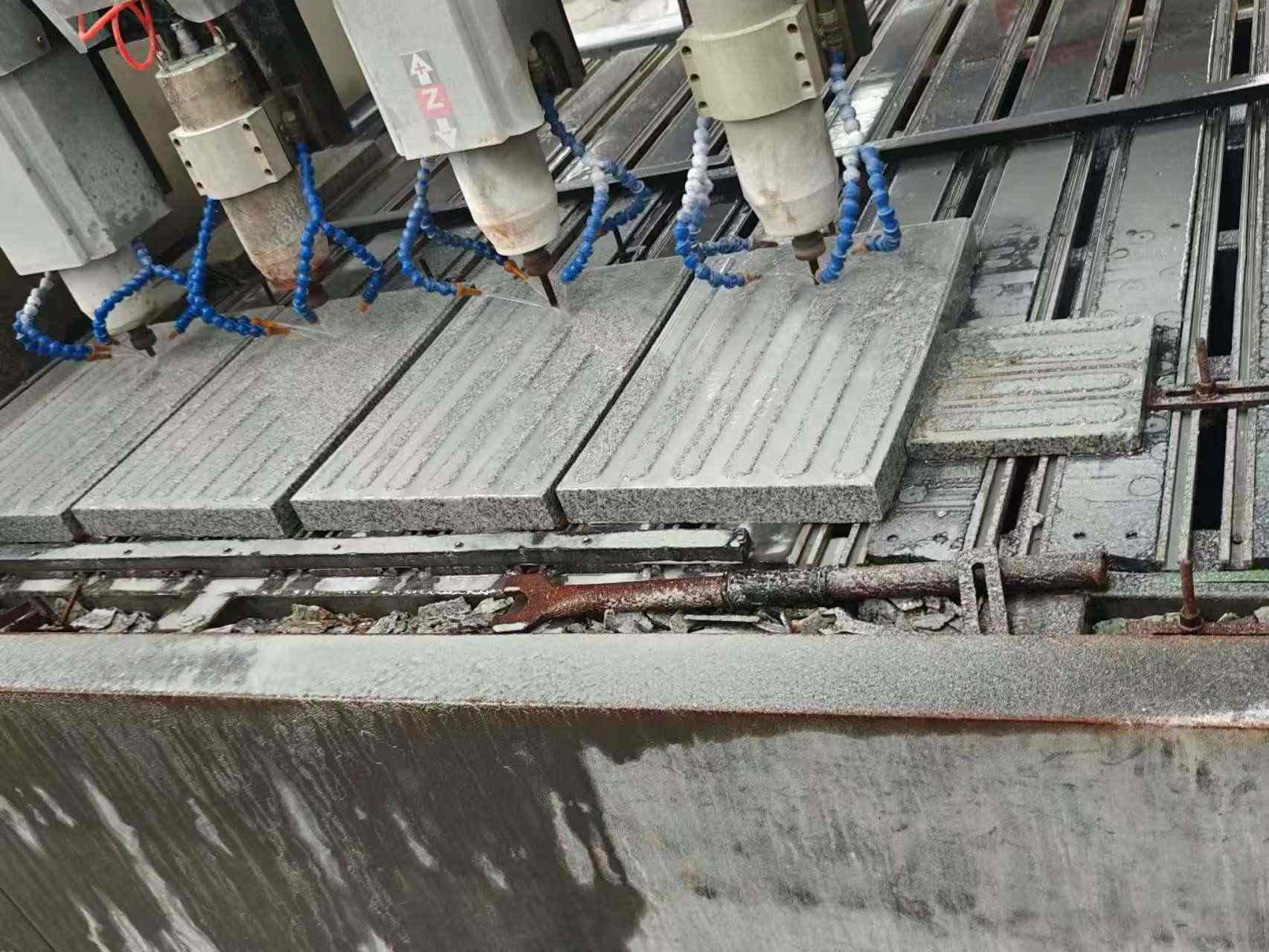 巴彦淖尔 芝麻白花岗岩荔枝面盲道雕刻