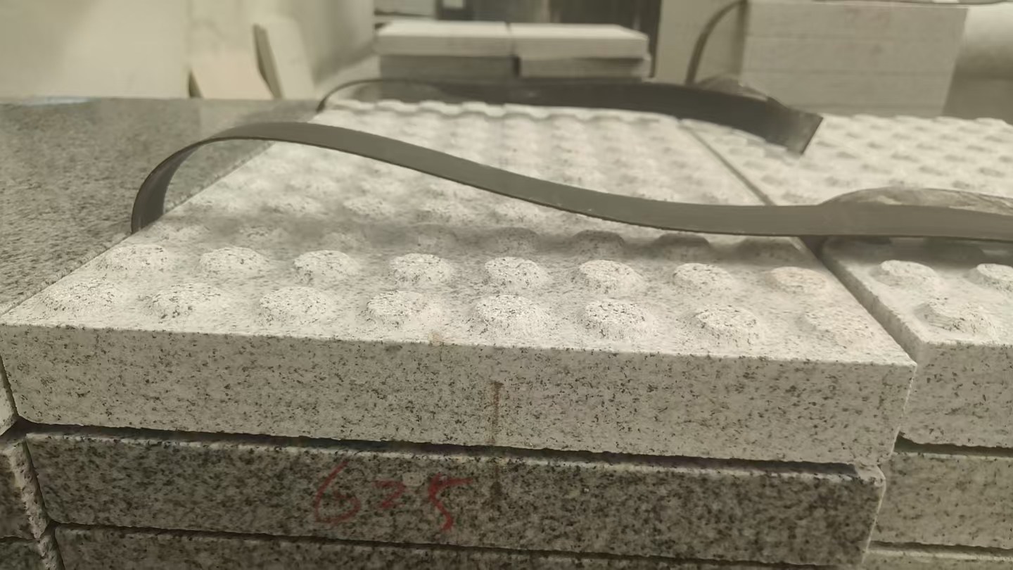 巴彦淖尔 芝麻白花岗岩6.0公分荔枝面五轴加工雕刻盲点