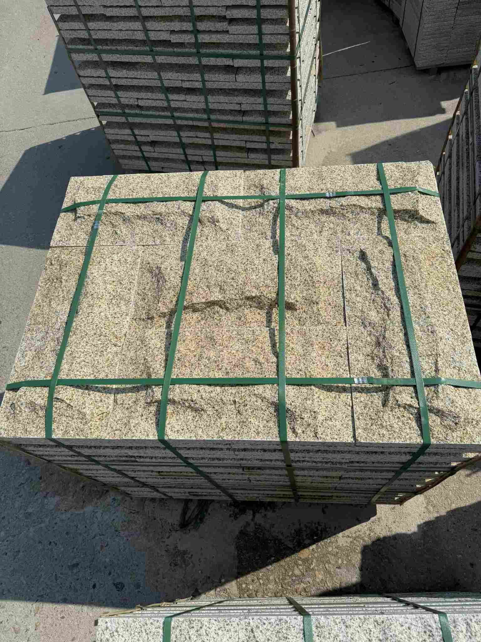 巴彦淖尔 黄金麻花岗岩石材自然面蘑菇石成品