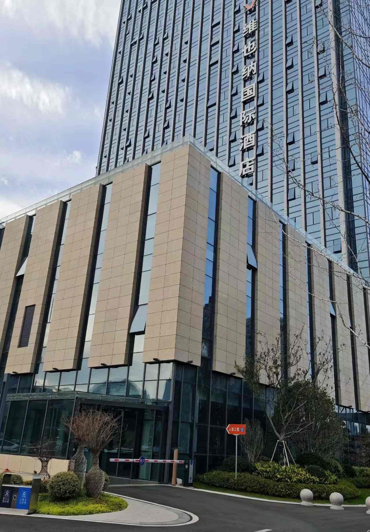 巴彦淖尔 黄金麻花岗岩外墙干挂