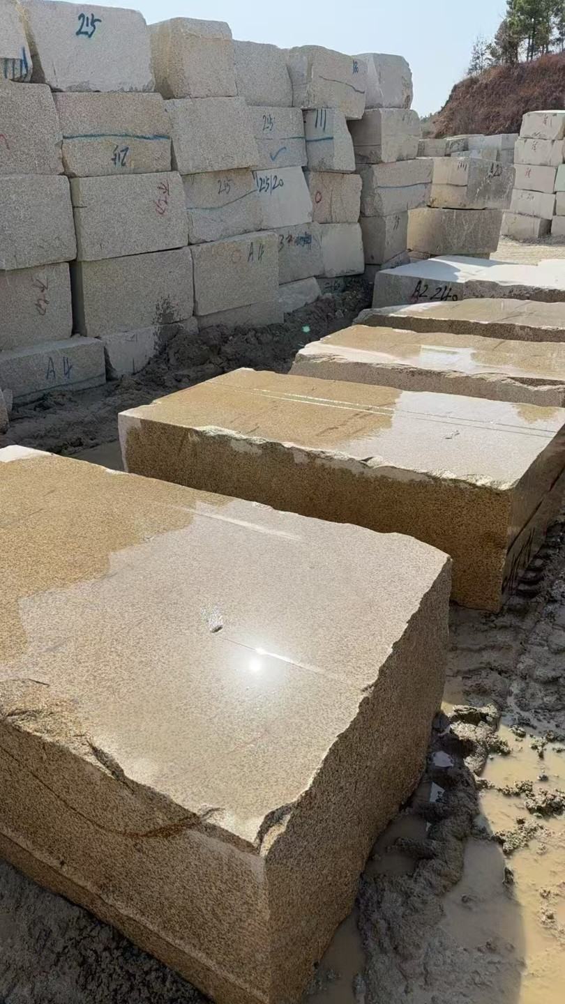 巴彦淖尔 黄金麻方料堆场洗料分选中，原材料充足