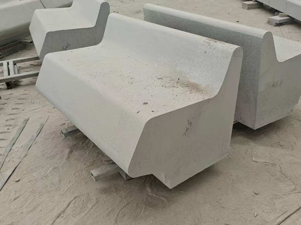 巴彦淖尔 芝麻白花岗岩异形坐凳，石凳