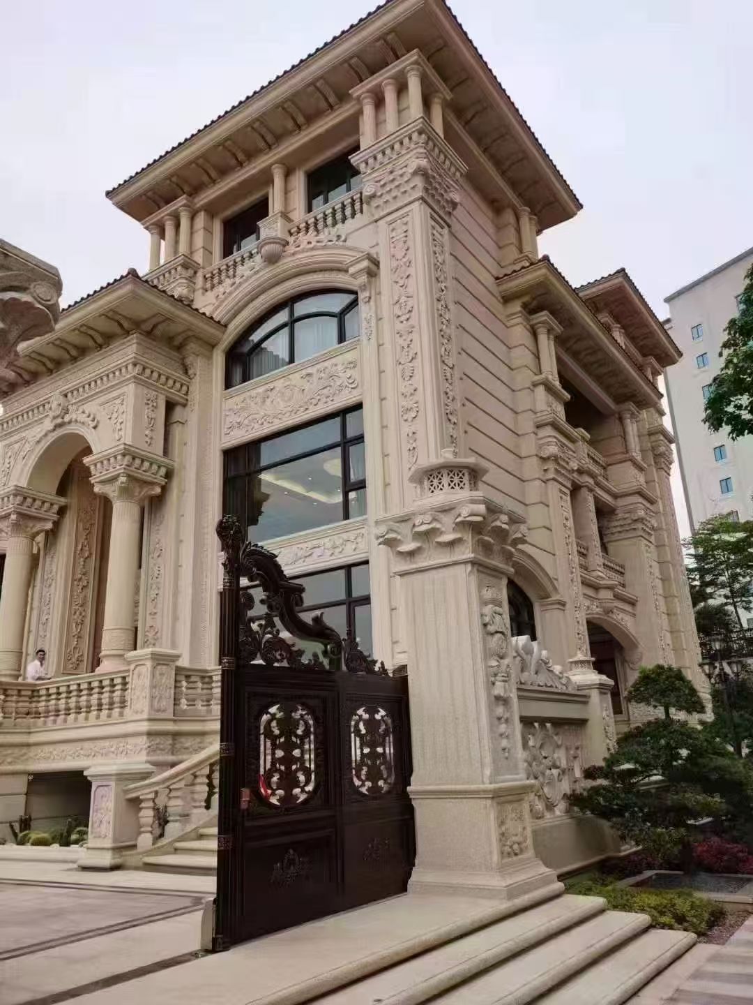 巴彦淖尔 黄金麻花岗岩别墅外墙干挂效果展示